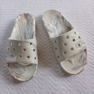 crocs ♡ marbled slides 8 neutral summer sandals